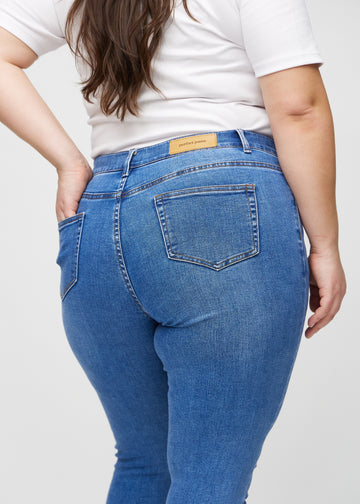 Denim skinny jeans von hinten aus der Nähe an einem Plus-Size-Model gesehen, um Details zu zeigen.