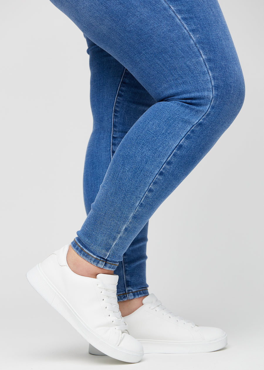 Die Knöchel eines Plus-Size-Models, damit man sehen kann, wie eng die Jeans anliegt.