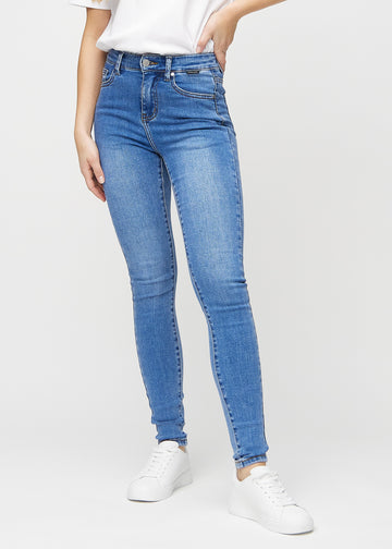 Denim skinny jeans, Modellname Rivers, das eng am Bein anliegt, von vorne gesehen.