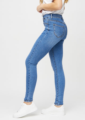 Denim skinny jeans von der Seite am Model gesehen.