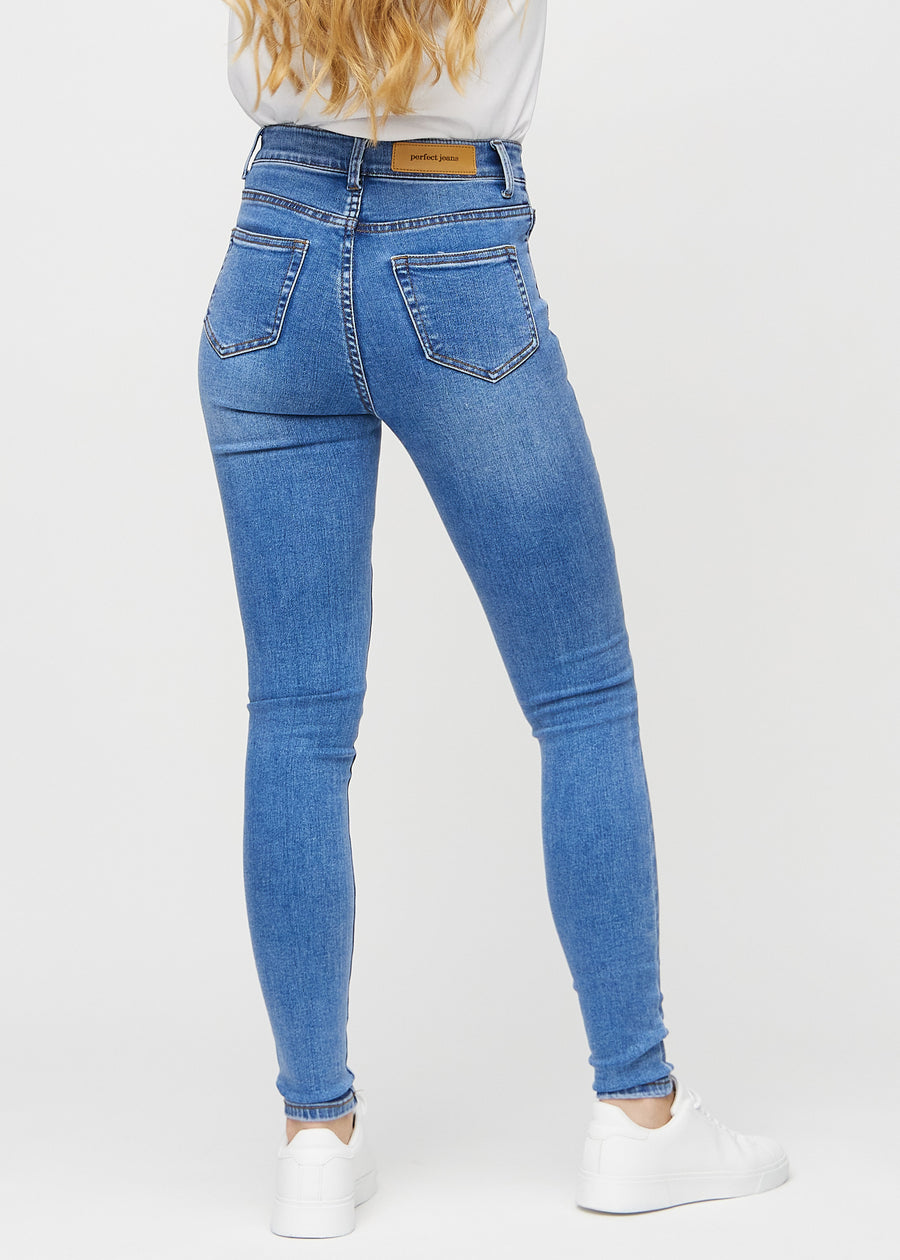 Denim skinny jeans von hinten gesehen, damit man das gesamte Produkt sehen kann.