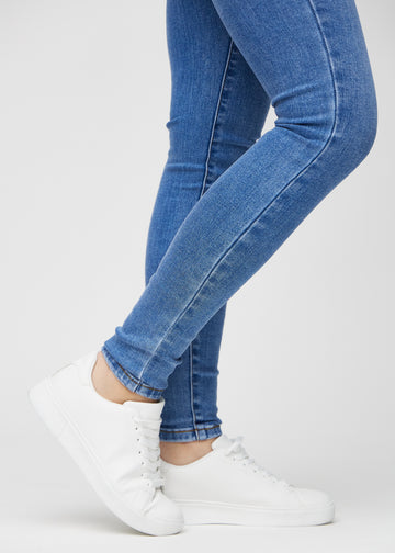 Die Knöchel eines Models, damit man sehen kann, wie eng die Jeans anliegt.