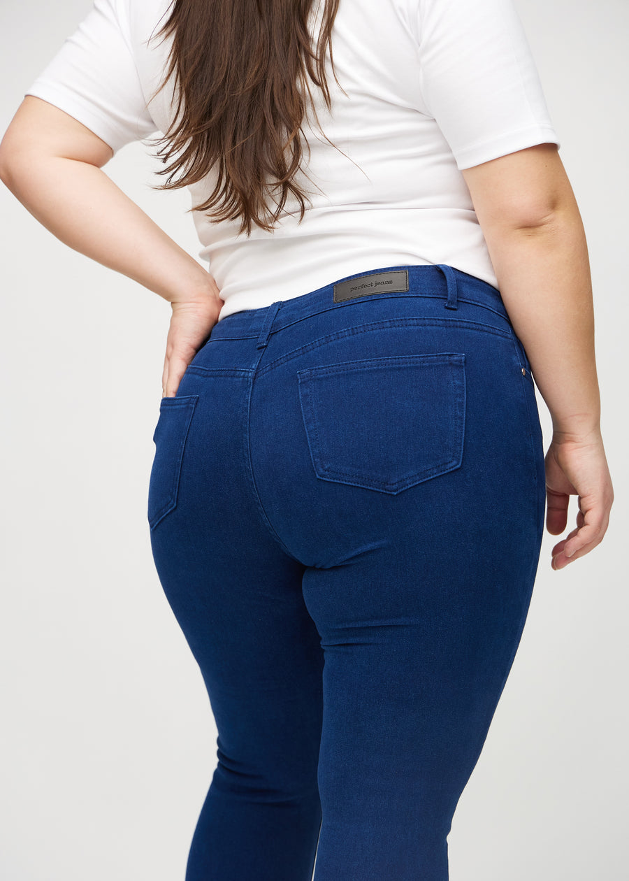 Skinny-Jeans für Damen in Dunkelblau, Farbe Royals. Detailansicht der Rückseite an einem Plus-Size-Model.