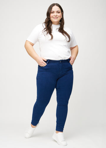 Skinny-Jeans für Damen in Dunkelblau, Farbe Royals. Ganzkörperansicht eines Plus-Size-Models in den Jeans.
