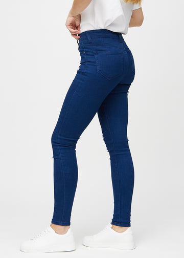 Skinny-Jeans für Damen in Dunkelblau, Farbe Royals. Seitenansicht an einem Model.