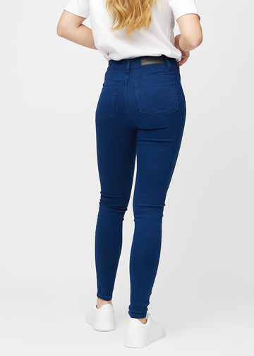 Skinny-Jeans für Damen in Dunkelblau, Farbe Royals. Rückansicht an einem Model, die gesamte Passform ist zu sehen.