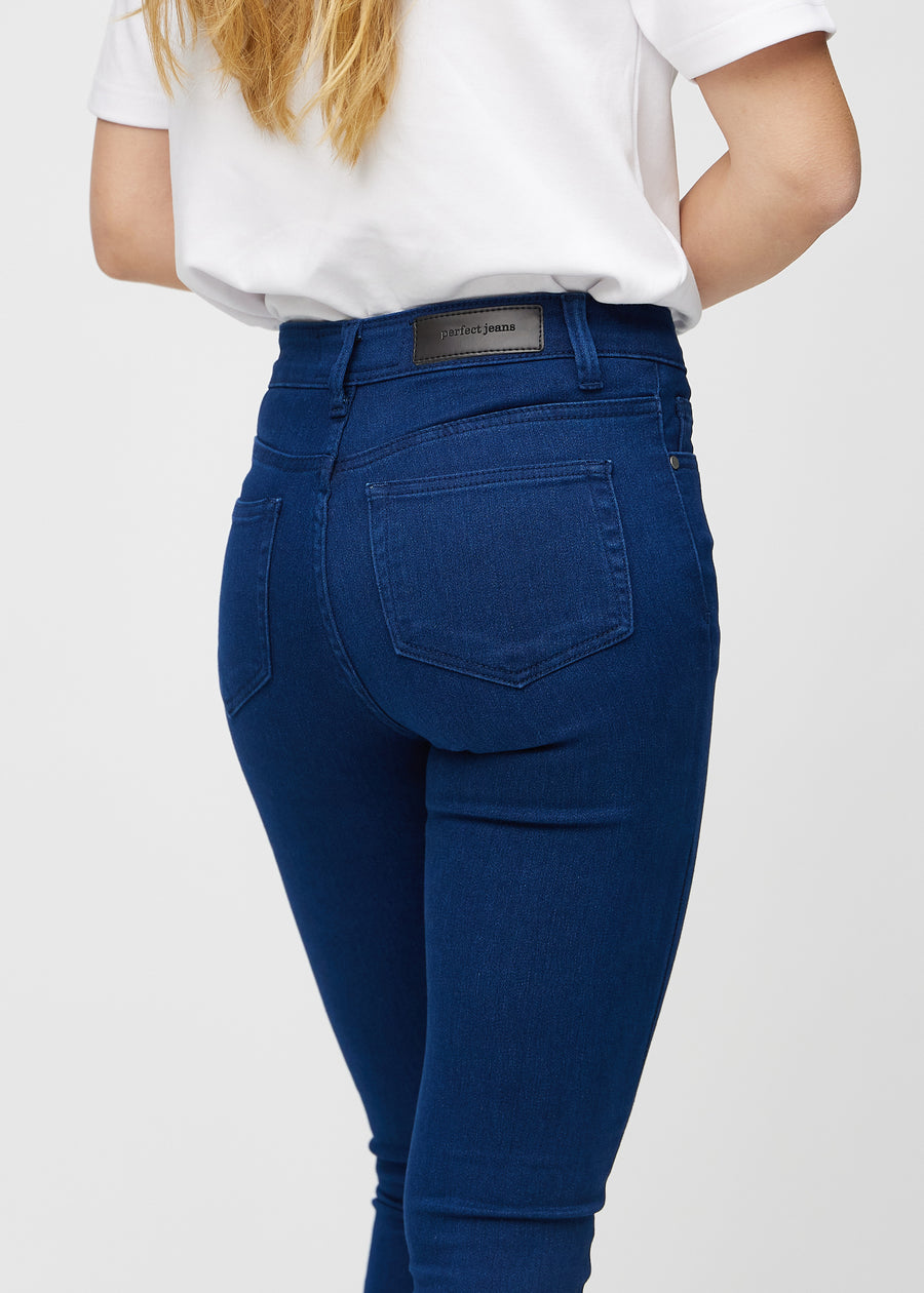 Skinny-Jeans für Damen in Dunkelblau, Farbe Royals. Detailansicht der Rückseite an einem Model.