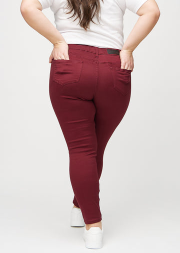 Skinny-Jeans für Damen in Dunkelrot, Farbe Santas. Rückansicht an einem Plus-Size-Model mit der gesamten Passform.