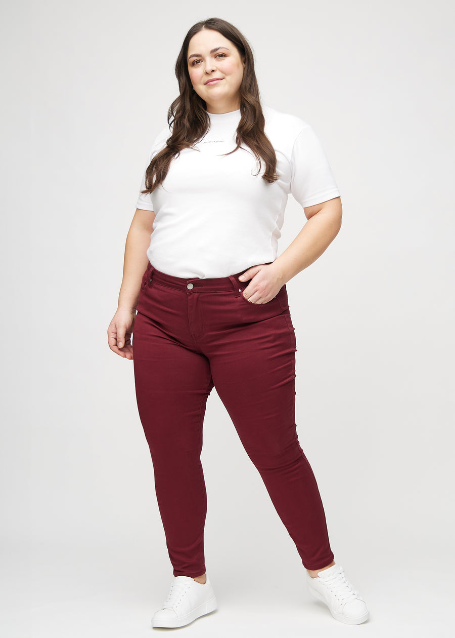 Skinny-Jeans für Damen in Dunkelrot, Farbe Santas. Ganzkörperansicht eines Plus-Size-Models in den Jeans.