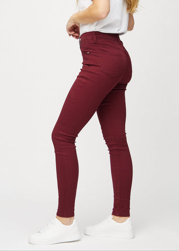Skinny-Jeans für Damen in Dunkelrot, Farbe Santas. Seitenansicht an einem Model.