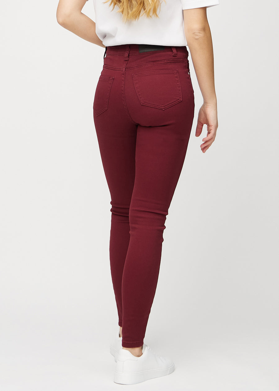 Skinny-Jeans für Damen in Dunkelrot, Farbe Santas. Rückansicht an einem Model mit der gesamten Passform.