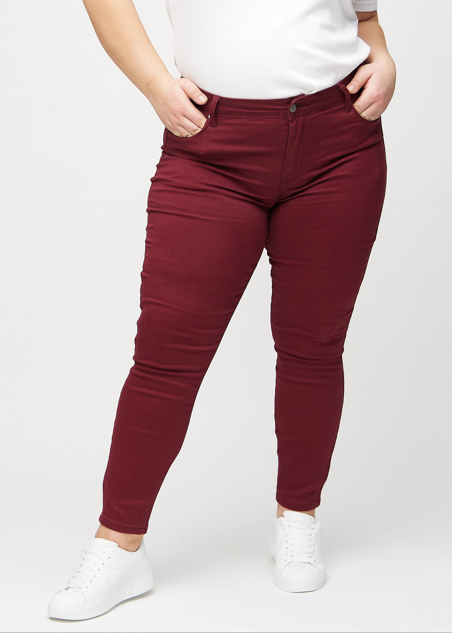 Skinny-Jeans für Damen in Dunkelrot, Farbe Santas. Vorderansicht an einem Plus-Size-Model, mit eng anliegenden Beinen.