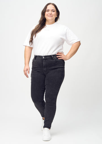 Skinny-Jeans für Damen in Dunkelgrau, Farbe Shadows. Ganzkörperansicht eines Plus-Size-Models in den Jeans.