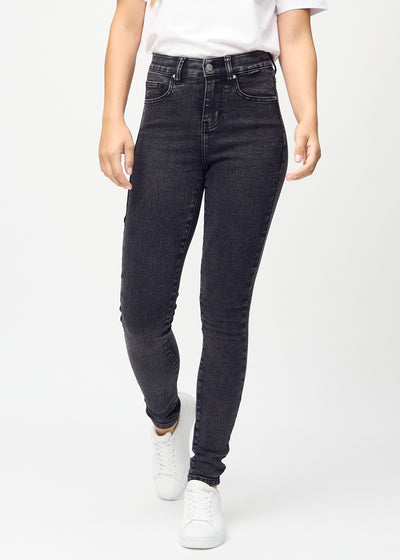 Skinny-Jeans für Damen in Dunkelgrau, Farbe Shadows. Vorderansicht an einem Model, mit eng anliegenden Beinen.