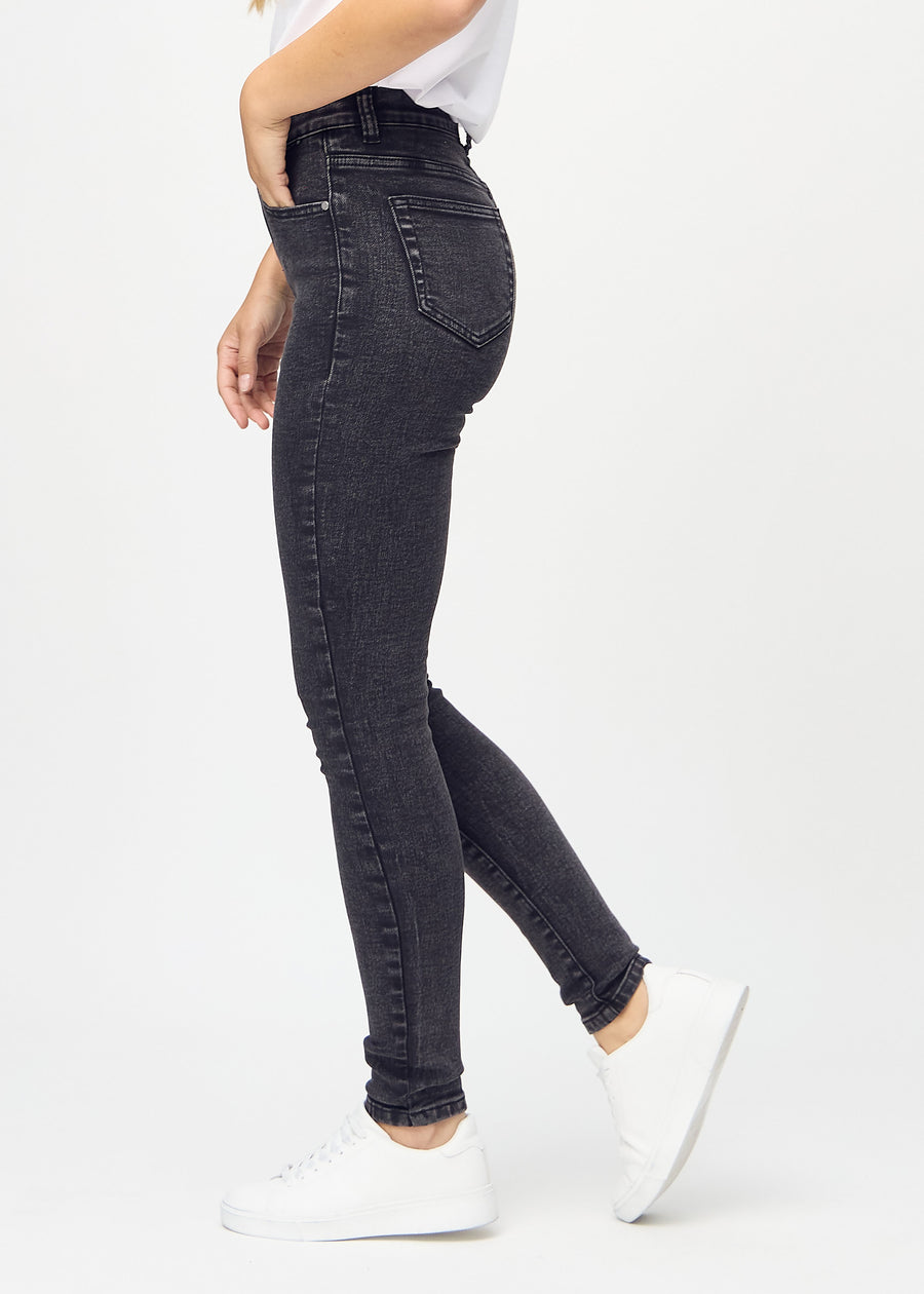 Skinny-Jeans für Damen in Dunkelgrau, Farbe Shadows. Seitenansicht an einem Model.