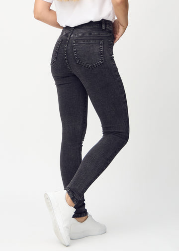 Skinny-Jeans für Damen in Dunkelgrau, Farbe Shadows. Rückansicht an einem Model mit der gesamten Passform.