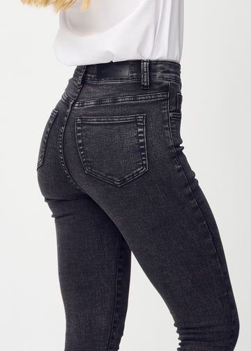 Skinny-Jeans für Damen in Dunkelgrau, Farbe Shadows. Nahaufnahme der Rückseite an einem Model, um Details zu zeigen.