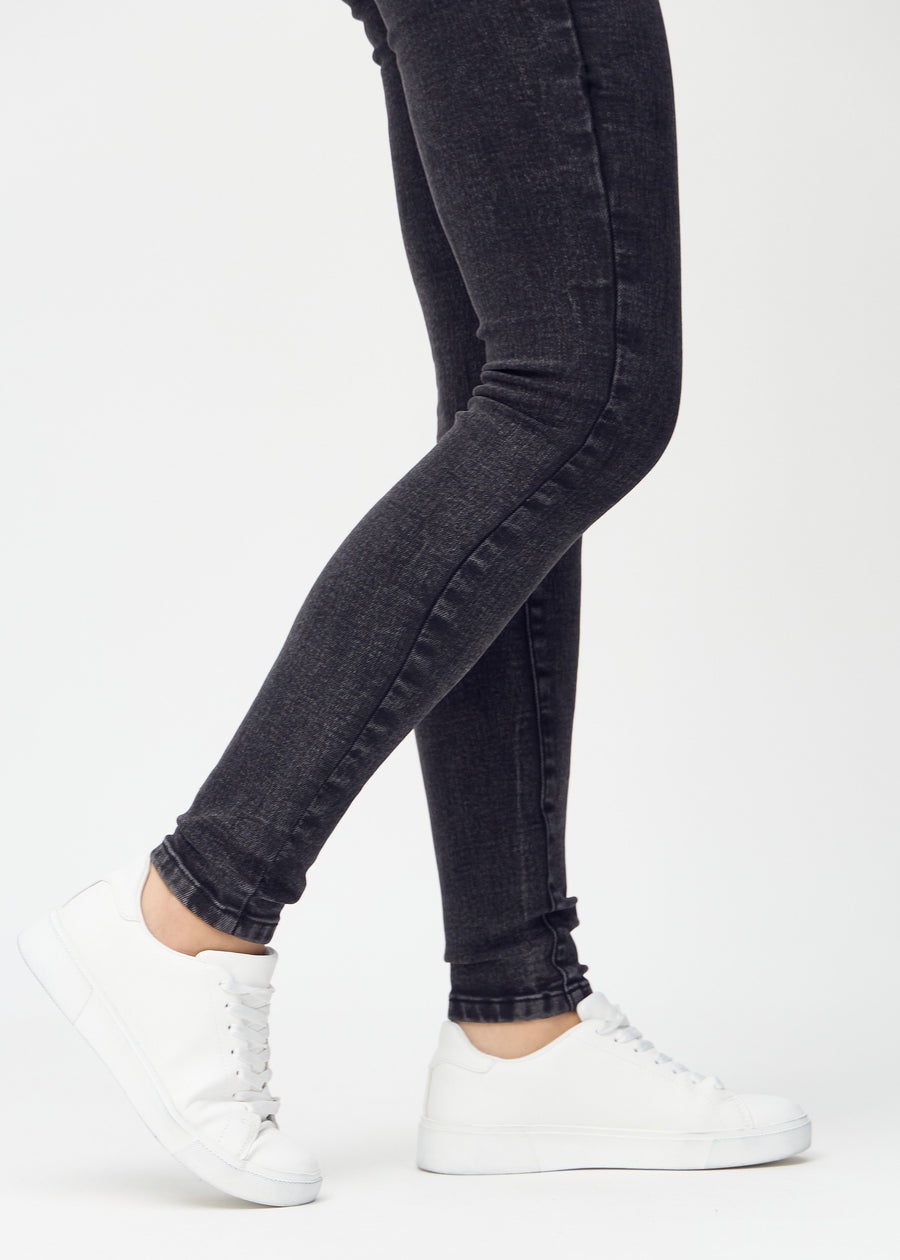 Skinny-Jeans für Damen in Dunkelgrau, Farbe Shadows. Nahaufnahme der eng anliegenden Beinabschlüsse am Knöchel eines Models.
