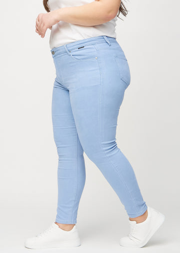 Skinny-Jeans für Damen in Hellblau, Farbe Skies. Seitenansicht an einem Plus-Size-Model.