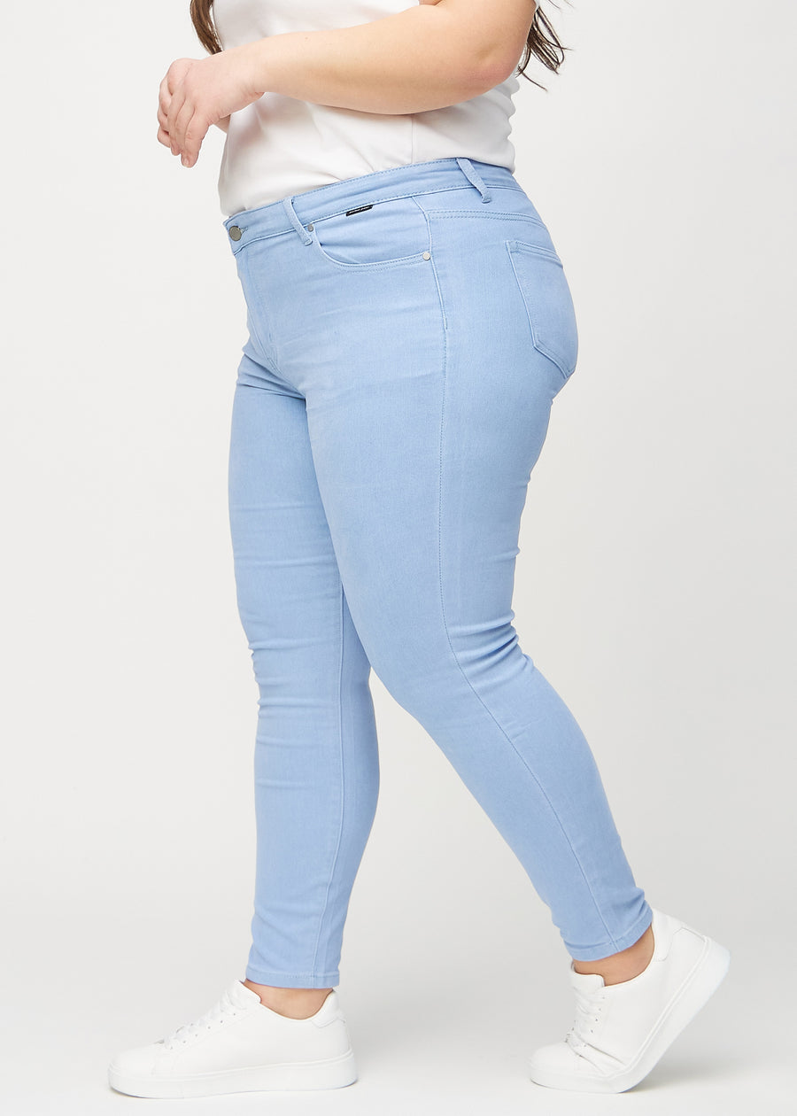 Skinny-Jeans für Damen in Hellblau, Farbe Skies. Seitenansicht an einem Plus-Size-Model.