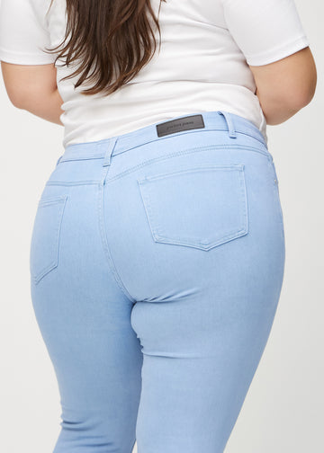 Skinny-Jeans für Damen in Hellblau, Farbe Skies. Detailansicht der Rückseite an einem Plus-Size-Model.