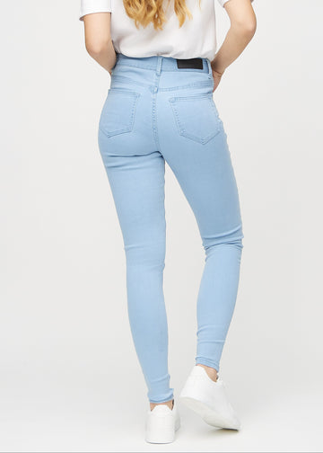 Skinny-Jeans für Damen in Hellblau, Farbe Skies. Rückansicht an einem Model, die gesamte Passform ist zu sehen.
