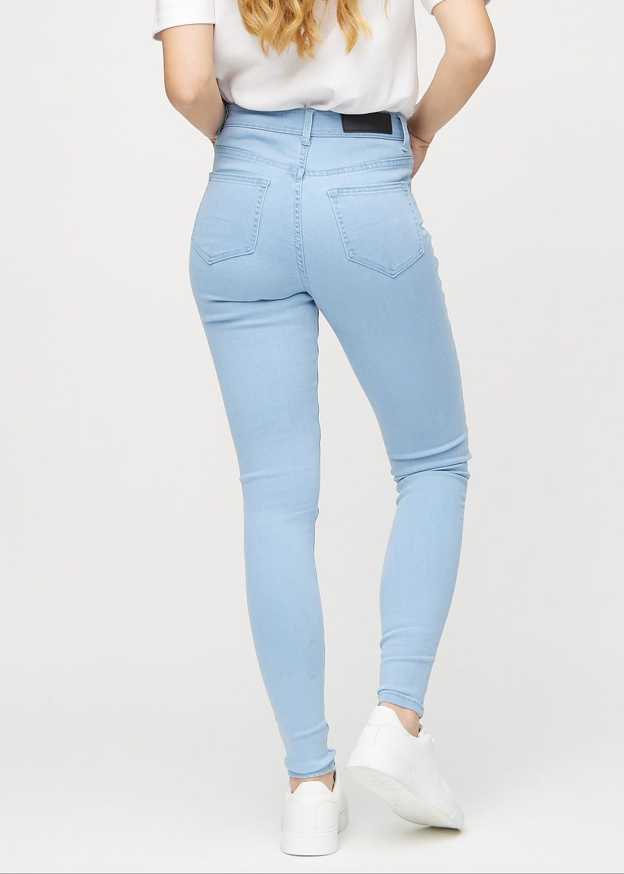 Skinny-Jeans für Damen in Hellblau, Farbe Skies. Rückansicht an einem Model, die gesamte Passform ist zu sehen.