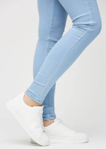 Skinny-Jeans für Damen in Hellblau, Farbe Skies. Nahaufnahme am Knöchel eines Models, die eng anliegenden Beinabschlüsse sind zu sehen.