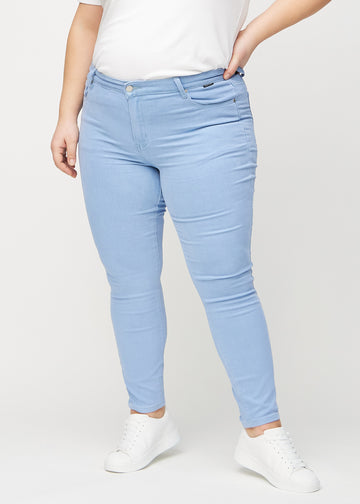Skinny-Jeans für Damen in Hellblau, Farbe Skies. Vorderansicht an einem Plus-Size-Model; die Jeans liegen eng am Bein an.