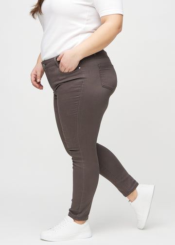 Skinny-Jeans für Damen in Graubraun, Farbe Thunders. Seitenansicht an einem Plus-Size-Model.