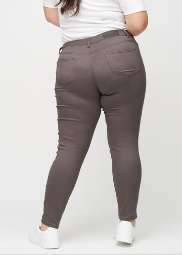 Skinny-Jeans für Damen in Graubraun, Farbe Thunders. Rückansicht an einem Plus-Size-Model mit der gesamten Passform.