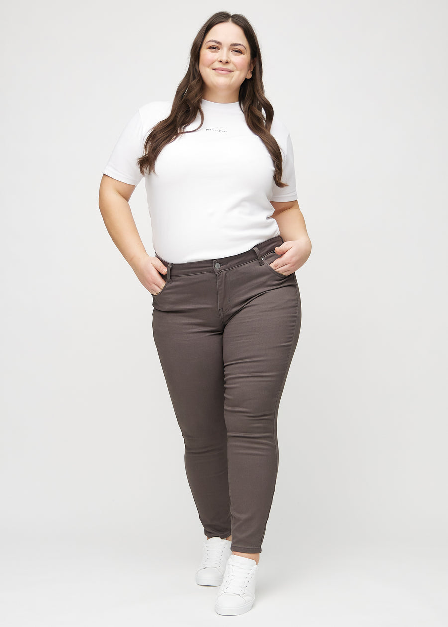 Skinny-Jeans für Damen in Graubraun, Farbe Thunders. Ganzkörperansicht eines Plus-Size-Models in den Jeans.