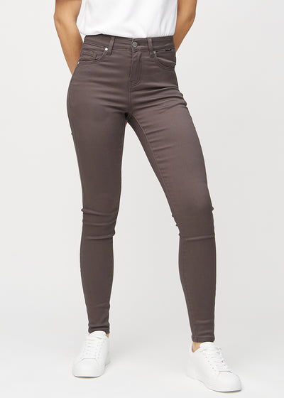 Skinny-Jeans für Damen in Graubraun, Farbe Thunders. Vorderansicht an einem Model, mit eng anliegenden Beinen.