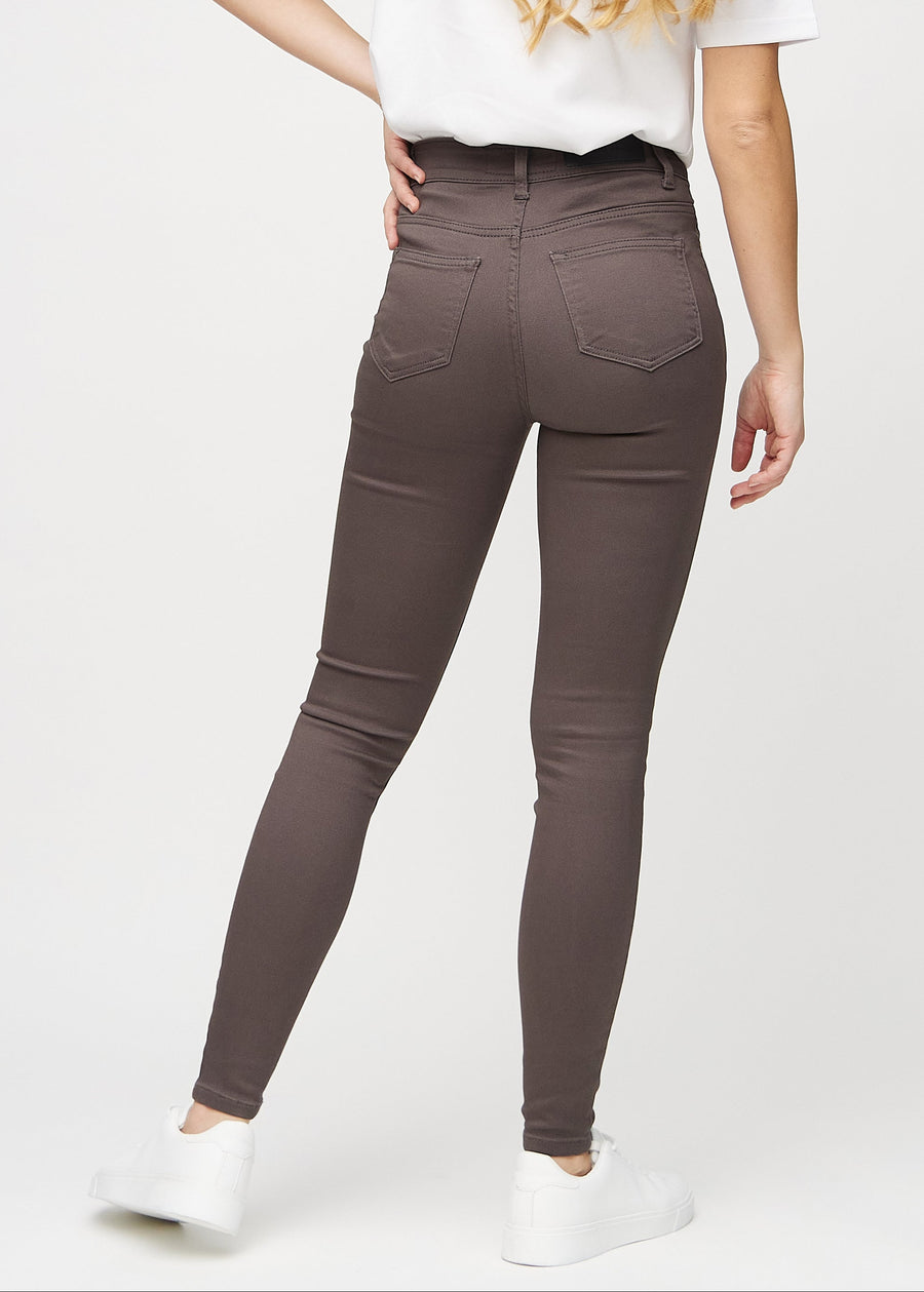 Skinny-Jeans für Damen in Graubraun, Farbe Thunders. Rückansicht an einem Model mit der gesamten Passform.