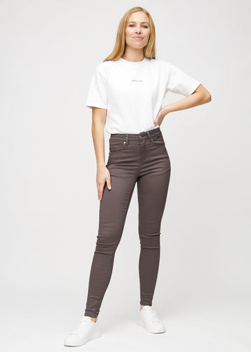 Skinny-Jeans für Damen in Graubraun, Farbe Thunders. Ganzkörperansicht eines Models in den Jeans.