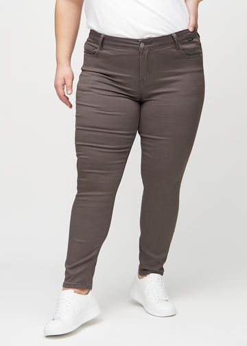 Skinny-Jeans für Damen in Graubraun, Farbe Thunders. Vorderansicht an einem Plus-Size-Model, mit eng anliegenden Beinen.