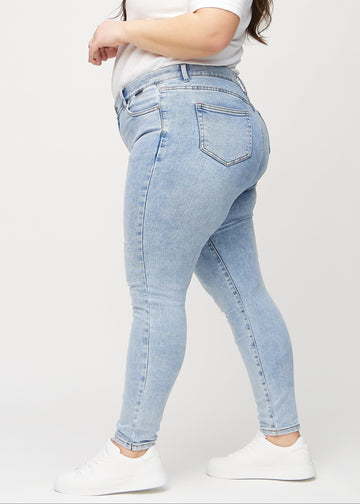 Skinny-Jeans für Damen in Hellblau, Farbe Waves. Seitenansicht an einem Plus-Size-Model.