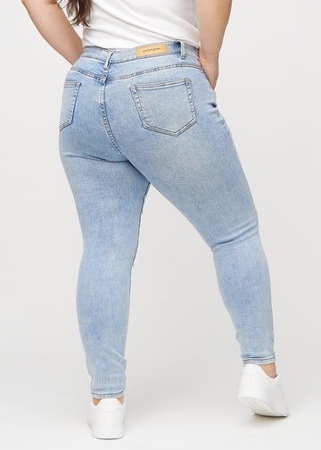 Skinny-Jeans für Damen in Hellblau, Farbe Waves. Rückansicht an einem Plus-Size-Model mit der gesamten Passform.