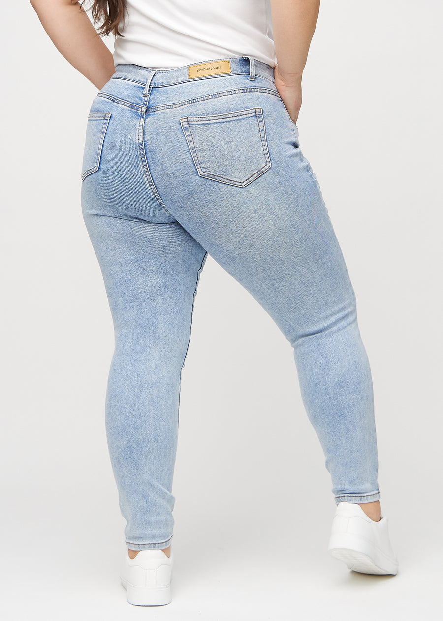 Skinny-Jeans für Damen in Hellblau, Farbe Waves. Rückansicht an einem Plus-Size-Model mit der gesamten Passform.