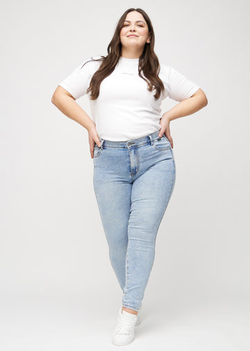 Skinny-Jeans für Damen in Hellblau, Farbe Waves. Ganzkörperansicht eines Plus-Size-Models in den Jeans.