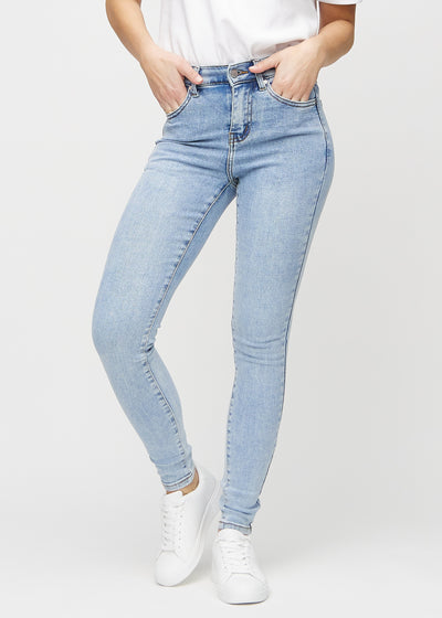 Skinny-Jeans für Damen in Hellblau, Farbe Waves. Vorderansicht an einem Model, mit eng anliegenden Beinen.