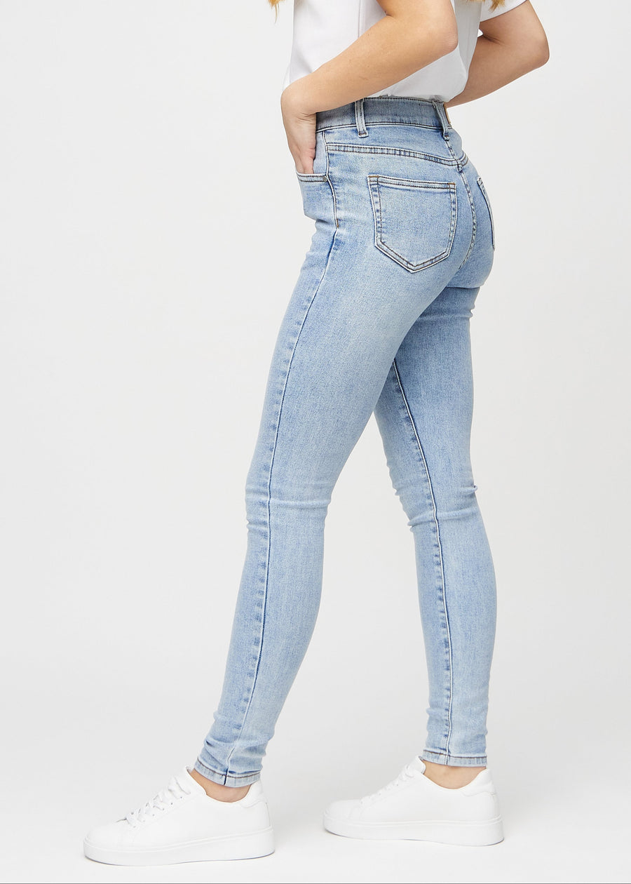 Skinny-Jeans für Damen in Hellblau, Farbe Waves. Seitenansicht an einem Model.