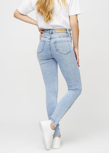 Skinny-Jeans für Damen in Hellblau, Farbe Waves. Rückansicht an einem Model mit der gesamten Passform.