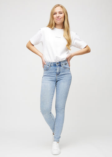 Skinny-Jeans für Damen in Hellblau, Farbe Waves. Ganzkörperansicht eines Models in den Jeans.