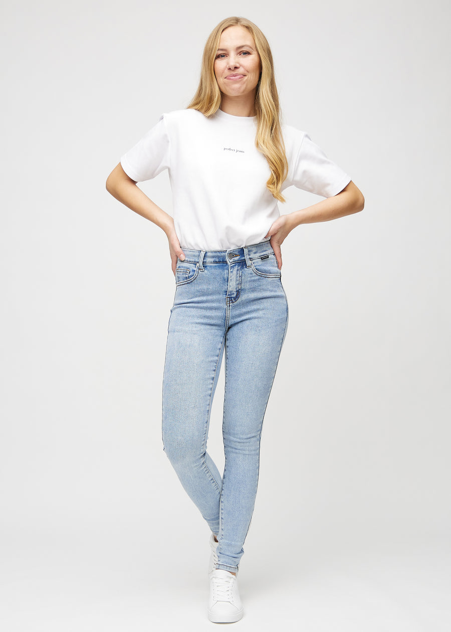 Skinny-Jeans für Damen in Hellblau, Farbe Waves. Ganzkörperansicht eines Models in den Jeans.