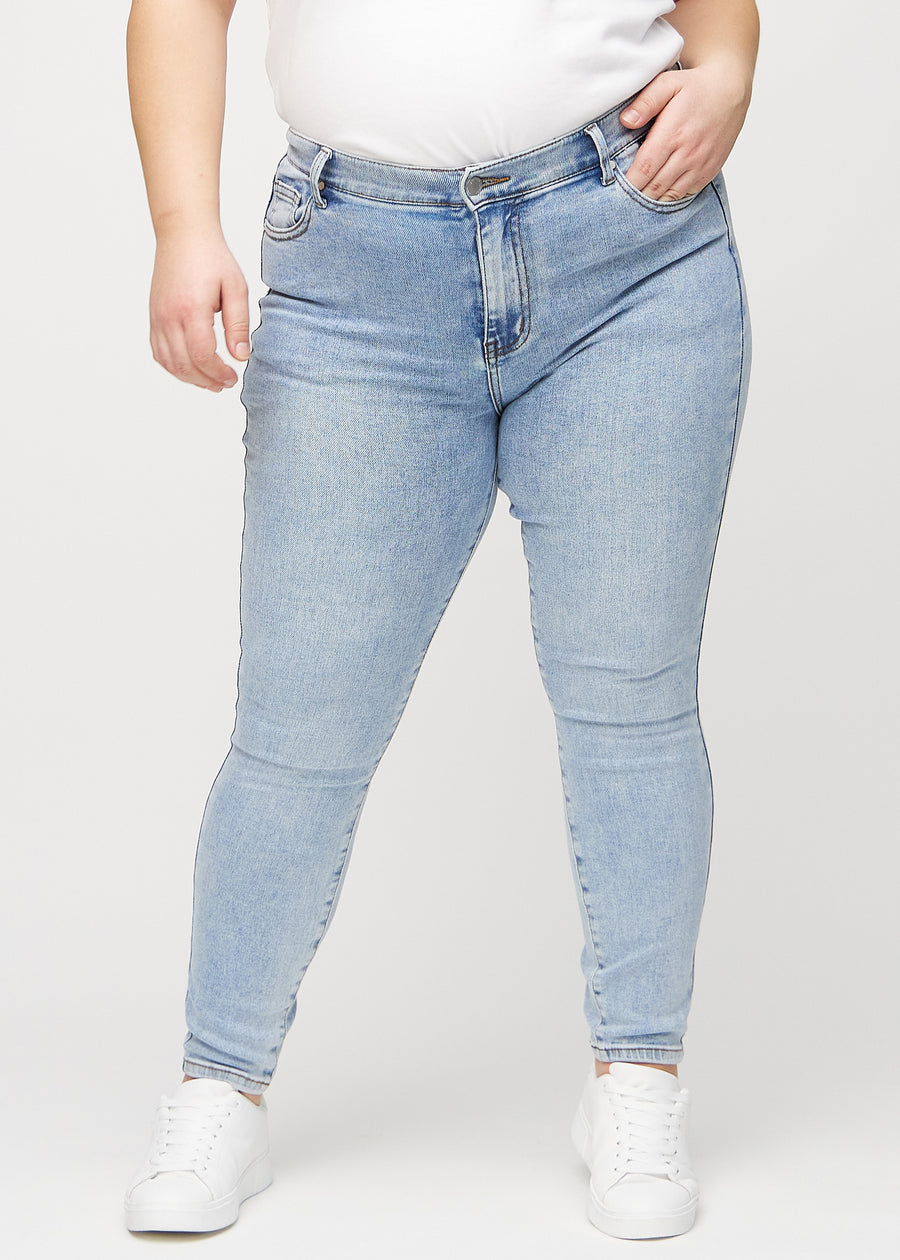 Skinny-Jeans für Damen in Hellblau, Farbe Waves. Vorderansicht an einem Plus-Size-Model, mit eng anliegenden Beinen.
