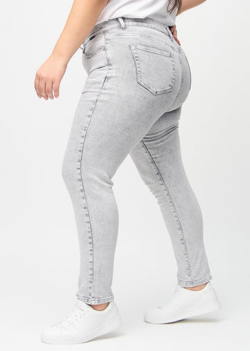 Slim-Jeans für Damen in Hellgrau, Farbe Ashes. Seitenansicht an einem Plus-Size-Model.