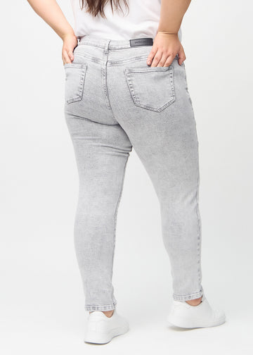 Slim-Jeans für Damen in Hellgrau, Farbe Ashes. Rückansicht an einem Plus-Size-Model, die gesamte Passform ist zu sehen.