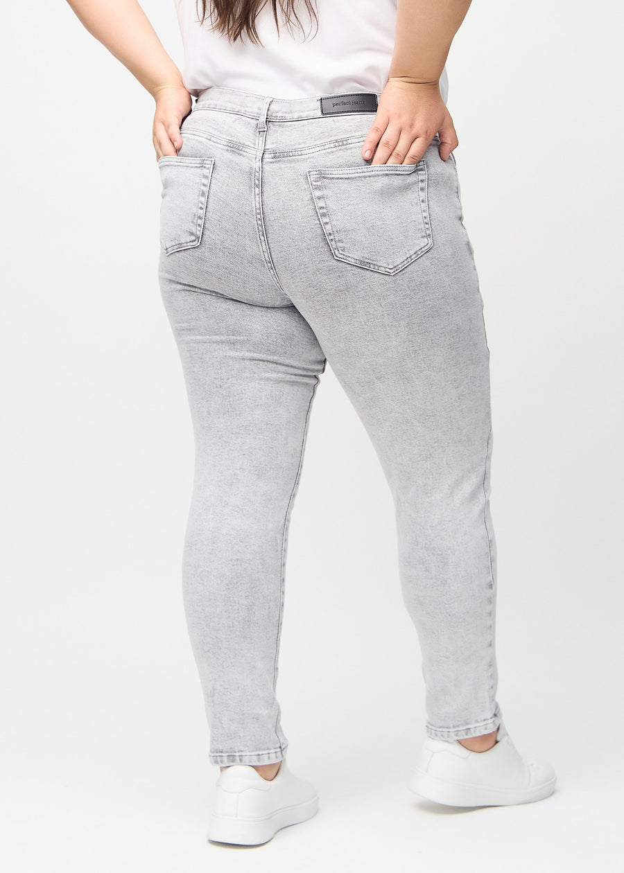 Slim-Jeans für Damen in Hellgrau, Farbe Ashes. Rückansicht an einem Plus-Size-Model, die gesamte Passform ist zu sehen.