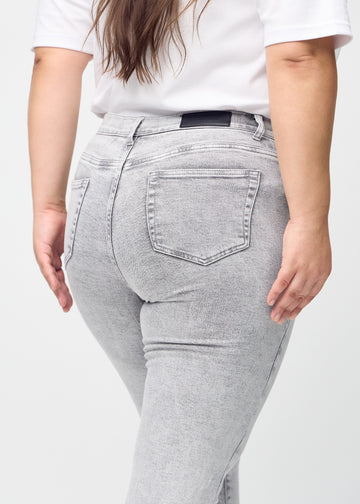 Slim-Jeans für Damen in Hellgrau, Farbe Ashes. Nahaufnahme der Rückseite an einem Plus-Size-Model, die Details sind gut erkennbar.